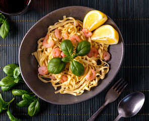 Pasta with shrimps, basil and tomatoes