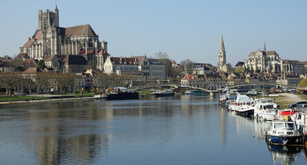 Fototapeta na wymiar Auxerre : l’Yonne, la cathédrale Saint-Étienne , la préfecture (ancien évêché) et l'abbaye Saint-Germain