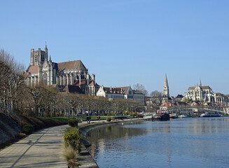 Auxerre: l'Yonne, la cathédrale Saint-Étienne et ,au loin,l'abbaye Saint-Germain