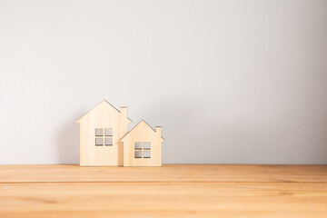 Obraz na płótnie Canvas wooden house models on table