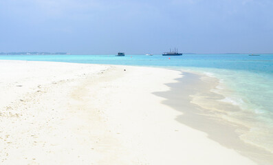 Paisaje deploy de  arena blanca y aguas turquesas en el atolón de Islas Maldivas, Océano índico