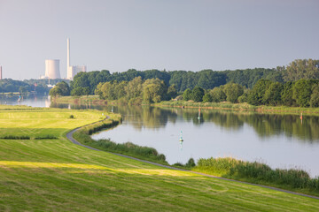 Kohlekraftwerk mit Fluss Weser