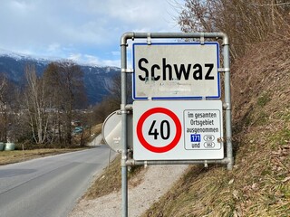 Ortstafel von Schwaz - Stadt und Bezirk in Tirol Österreich nahe den Tuxer Alpen und dem Karwendel im Inntal