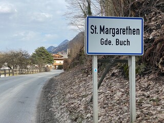 Ortstafel von St. Margarethen Buch - Ort und Gemeinde in Tirol Österreich nahe den Tuxer Alpen und dem Karwendel im Inntal