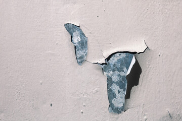 Weiße Farbe blättert ab 