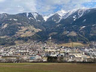 Schwaz - Stadt und Bezirk in Tirol Österreich nahe den Tuxer Alpen und dem Karwendel im Inntal im Hintergrund das Kellerjoch Hecher und Pillberg