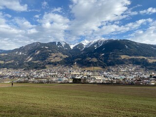 Fototapeta na wymiar Schwaz - Stadt und Bezirk in Tirol Österreich nahe den Tuxer Alpen und dem Karwendel im Inntal im Hintergrund das Kellerjoch Hecher und Pillberg