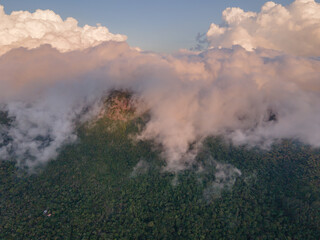 Formação de nuvem no processo orográfico, onde a umidade do final da tarde sobe bate na montanha e condensa formando nuvens. Serra do Mar no Paraná, Brasil, América do Sul. 