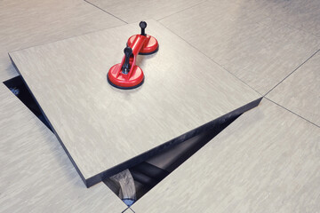 Vacuum suction cup for removing tiles from false floors or window panes