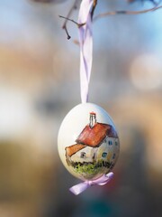 Brauchtum - bemaltes Osterei hängt im Garten