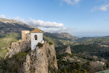 Fototapeta na wymiar the old castle ruins and church on top of the cliffs in El Castell de Guadalest
