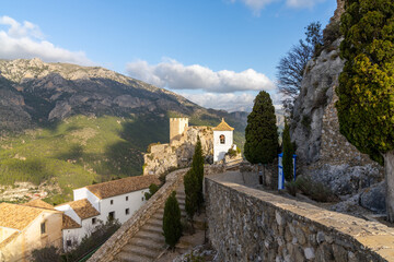Fototapeta na wymiar castle and church in the historic old village center of El Castell de Guadalest in Spain