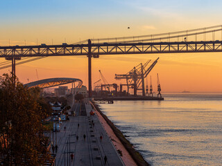 Obraz premium Industry near the 25 de Abril Bridge