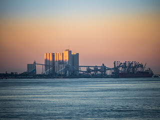 Obraz premium Industry at the Tagus River