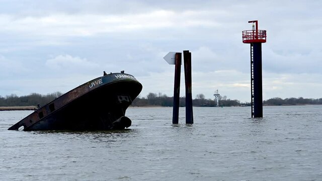 Schiffswrack Uwe am Falkensteiner Ufer an der Elbe bei Hamburg
