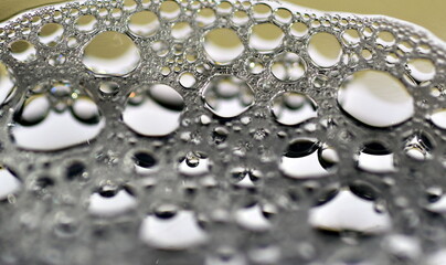 Nahaufnahme von Schaumbläschen auf Wasser