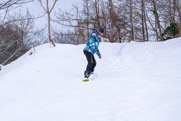 Fototapeta na wymiar Man snowboarding in the mountains