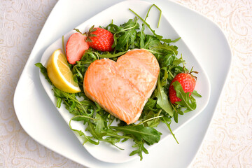 Roasted salmon with fresh rocket and strawberry