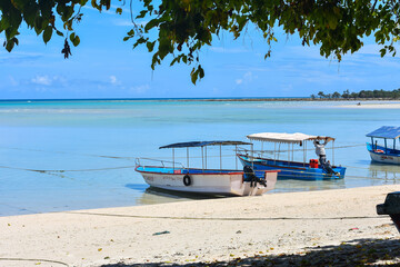 Fototapeta na wymiar Boats docked near the sandy beach | Boat parked at the island