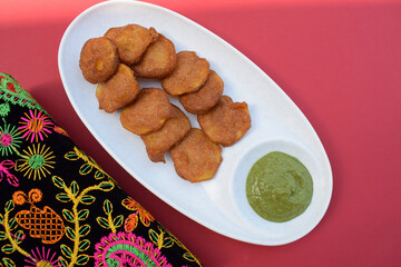 Farali bhajiya made from fasting batter of amaranth, buckwheat, chestnut flour. Also known as rajgira ka atta, kuttu and singoda ka ata. Crispy breakfast for upwaas, vrat ka khana indian.Gujarati food
