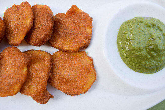 Rajgira aloo bhajiya dish special faral item home made prepared during fasting festival days like mahashivratri, ekadashi, gauri puja, sattvik jain recipe with mixed batter of fasting flours, chutney