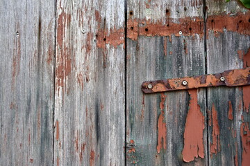 Hintergrund alte Holztür mit rostigem Eisenbeschlag