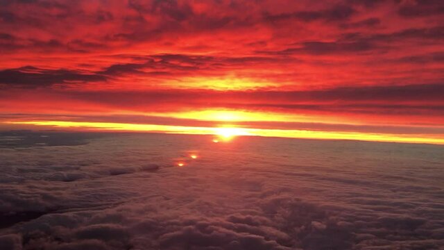 vistas del atardecer desde la ventanilla del avi&oacute;n en pleno vuelo