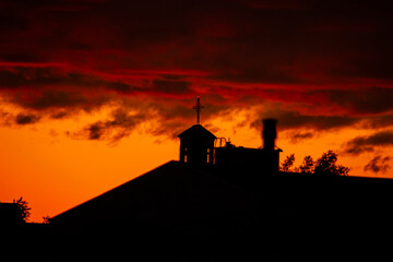 atardecer con iglesia 
