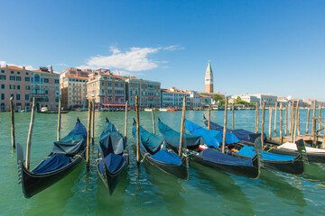 Fototapeta na wymiar gondoles à Venise en face de la place San Marco et son célèbre Campanile