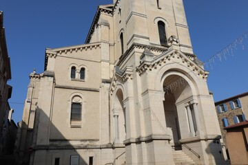 Fototapeta premium L'église Notre Dame d'Annonay, vue de l'extérieur, d'architecture romano byzantine, ville de Annonay, département de l'Ardèche, France
