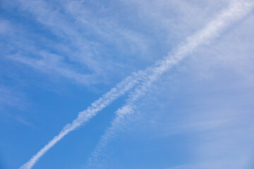 Fototapeta na wymiar 青空と雲、飛行機雲と巻雲