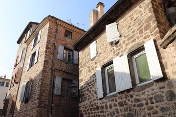 Fototapeta na wymiar Immeuble typique de l'ardèche vu de l'extérieur, ville de Annonay, département de l'Ardèche, France
