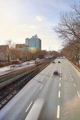 Verschwommene Autos bei einer Langzeitbelichtung am Tag, auf einer Schnellstrasse. 