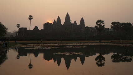 Obraz premium Ankor Wat Temple at sunrise near Siem Reap in Cambodia.