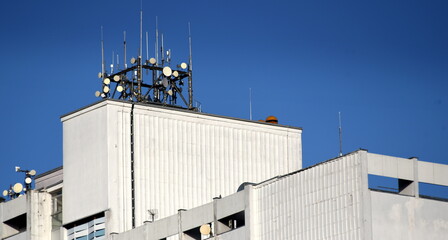 Antennenanlage auf dem Dach eines Gebäudes