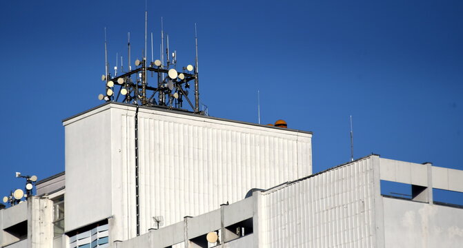 Antennenanlage auf dem Dach eines Geb&auml;udes