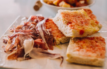 Racion de jamon iberico con pan.