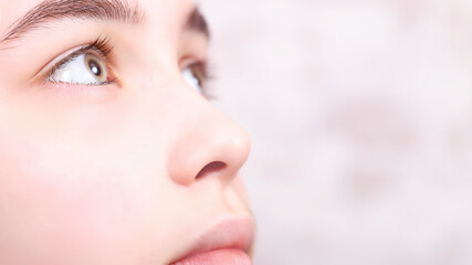 Fototapeta premium big bright eyes looking up
