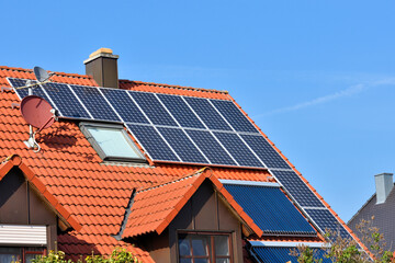 Nutzung der Solarenergie - rotes Ziegeldach