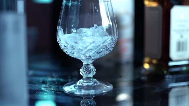 Vodka wird in das Glas mit Eis geleert und gek&uuml;hlt.
4K 120 FPS 10 Bit 4:2:2