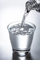 Tuinposter ペットボトルの水をグラス注ぐ © taa22