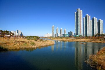 Fototapeta na wymiar 한국 인천에 있는 아파트가 보이는 풍경 View of apartments in Incheon, Korea