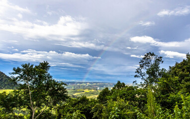 Fototapeta na wymiar Paisagem com arco-íris