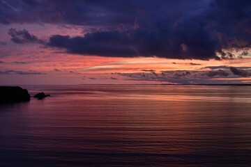 日没後の夕焼けに染まる静かな入り江の情景＠北海道