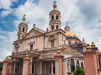 Fototapeta na wymiar Vista lateral de Parroquia Iglesia Católica