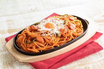 卵黄とパルメザンチーズが相性抜群！鉄板ナポリタン