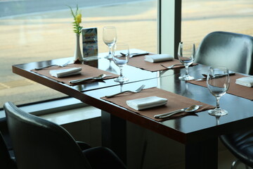 Well-ordered table setting 잘 정돈되어 있는 테이블 셋팅