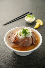 심플한 배경에 소고기 쌀국수 Beef noodle soup on a simple background