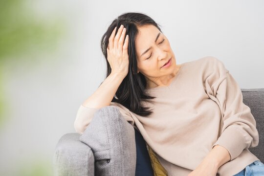 頭痛で悩む日本人女性