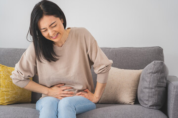 Obraz premium 腹痛に悩む日本人女性